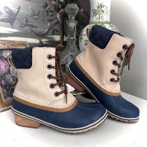 Sorel Women's Slimpack Lace II waterproof boot in a collegiate navy and tan